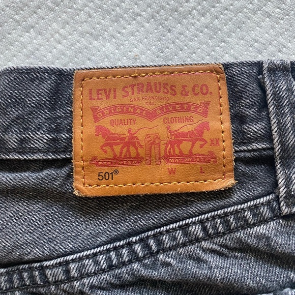 Black Lightwashed Levi’s - Picture 3 of 4
